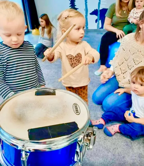 Zajęcia muzyczne i rytmiczne — dzieci grają na bębenkach